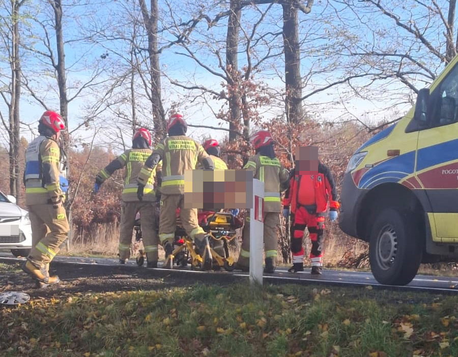 Dachowanie pod Grochotowem. 30-letni kierowca trafił do szpitala [FOTO] 